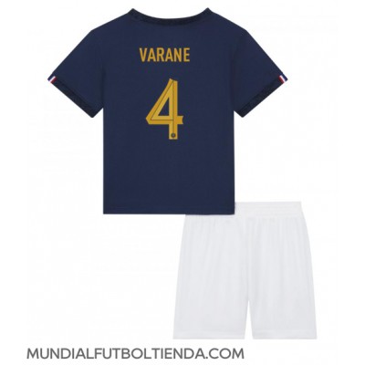 Camiseta Francia Raphael Varane #4 Primera Equipación Replica Mundial 2022 para niños mangas cortas (+ Pantalones cortos)